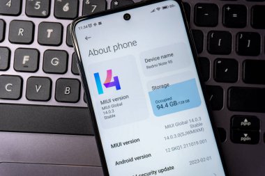 Arad, Romanya - 02 Şubat 2025: MIUI 14 Xiaomi Arayüzü Akıllı Telefon Hakkında
