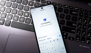 Arad, Romanya - 02 Şubat 2025: DeepSeek uygulaması Uygulama Mağazasında. Çinli bir yapay zeka asistanı olan DeepSeek, Moe tabanlı 'DeepSeek V3' üzerine inşa edilmiştir.