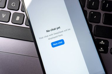 Arad, Romanya - 02 Şubat 2025: DeepSeek uygulaması Uygulama Mağazasında. Çinli bir yapay zeka asistanı olan DeepSeek, Moe tabanlı 'DeepSeek V3' sohbet üzerine inşa edilmiştir.