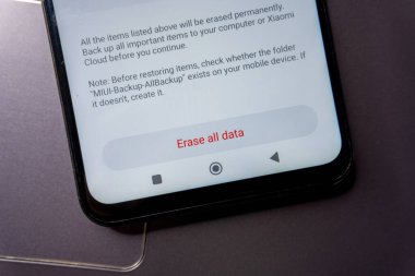 Arad, Romanya - 02 Şubat 2025: Android akıllı telefonundaki tüm verileri silme seçeneği