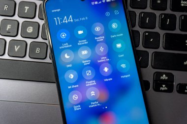 Arad, Romanya - 02 Şubat 2025: Kullanıcı arayüzü olarak MIUI Xiaomi telefonu