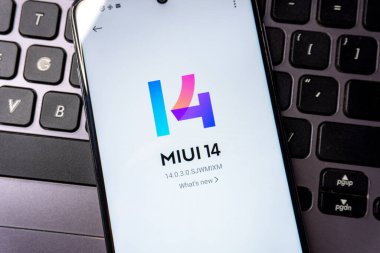 Arad, Romanya - 02 Şubat 2025: Xiaomi Miui 14 os cep telefonuyla