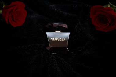 Arad Arad Romanya 05 22 2025 Versace Kristal Noir Kadın parfümü