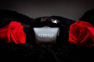 Arad Arad Romanya 05 22 2025 Versace Kristal Noir Kadın parfümü