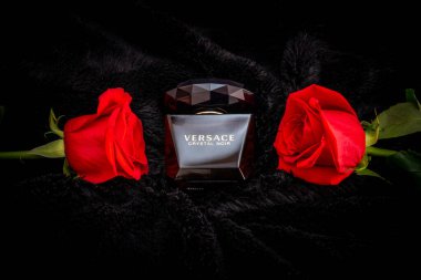 Arad Arad Romanya 05 22 2025 Versace Kristal Noir Kadın parfümü