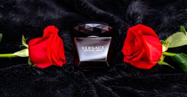 Arad Arad Romanya 05 22 2025 Versace Kristal Noir Kadın parfümü