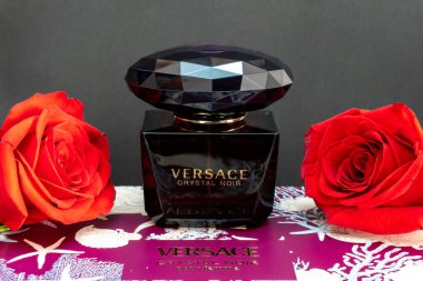 Arad Arad Romanya 05 22 2025 Versace Kristal Noir Kadın parfümü