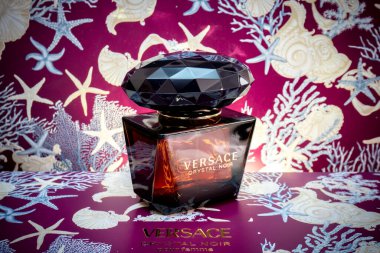 Arad Arad Romanya 05 22 2025 Versace Kristal Noir Kadın parfümü