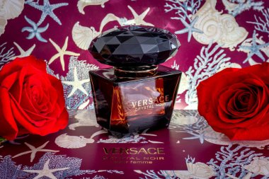 Arad Arad Romanya 05 22 2025 Versace Kristal Noir Kadın parfümü