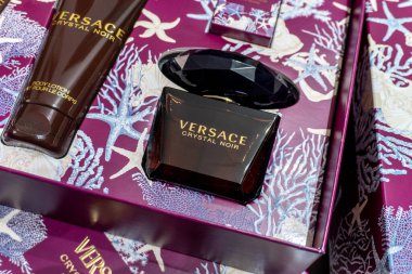 Arad Arad Romanya 05 22 2025 Versace Kristal Noir Kadın parfümü