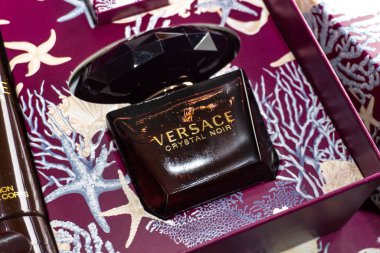 Arad Arad Romanya 05 22 2025 Versace Kristal Noir Kadın parfümü
