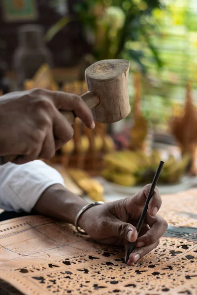 Artista Artesanal Haciendo Arte Tradicional Talla Cuero Búfalo Indonesia — Foto de Stock