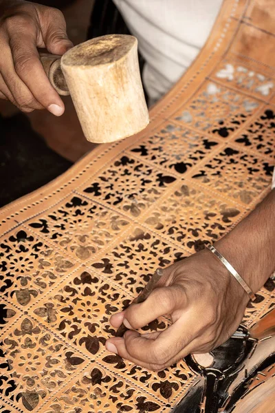Artista Artesanal Fazendo Arte Escultura Couro Búfalo Tradicional Indonésia — Fotografia de Stock