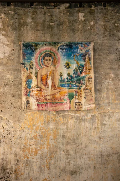 Старый Раскрашенный Отпечаток Будды Разрушенной Стене Камбодже — стоковое фото