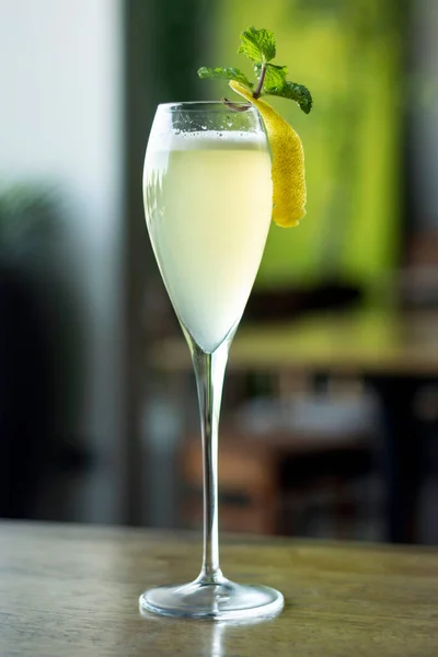 Limão Toranja Com Ovo Branco Citrino Spritzer Cocktail Imagens De Bancos De Imagens