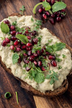 Baba ghanoush patlıcan sosu ve ahşap tahtalı nar tohumları.