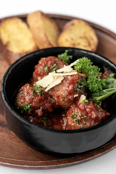 意大利传统牛肉肉丸子小吃 配以番茄酱 — 图库照片