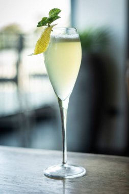 limon ve greyfurt ve yumurta beyazı narenciye kokteyli.