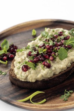 Baba ghanoush patlıcan sosu ve ahşap tahtalı nar tohumları.