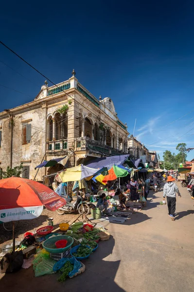 カンボジアのKatie近くのChlongにフランス植民地時代の建築を持つ市場通り — ストック写真