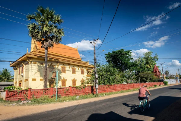 Улица Перед Буддийским Храмом Пагода Экстерьер Chhlong Около Kratie Камбодже — стоковое фото