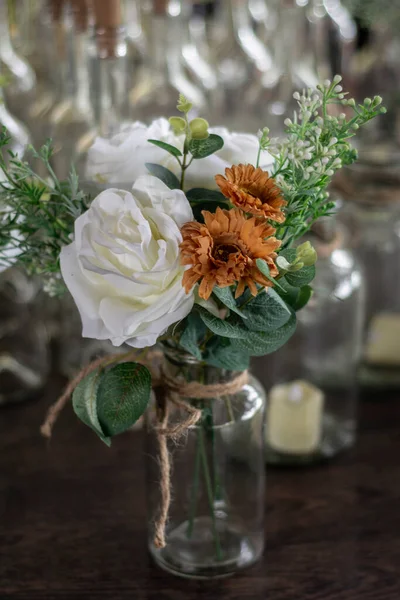 Romantikus Virágcsokor Elrendezése Részletesen Esküvői Party Asztal Tetején — Stock Fotó