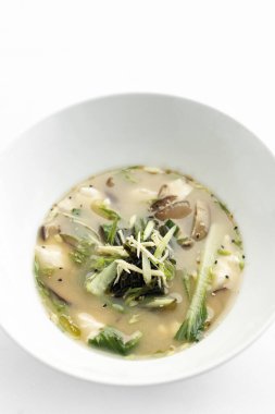 Japon miso çorbası tofu, shiitake mantarı, bok choy ve deniz yosunu beyaz arka planda.