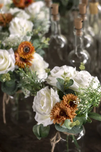 Romantische Blumenstrauß Anordnung Detail Auf Hochzeitsfeier Tischplatte lizenzfreie Stockbilder