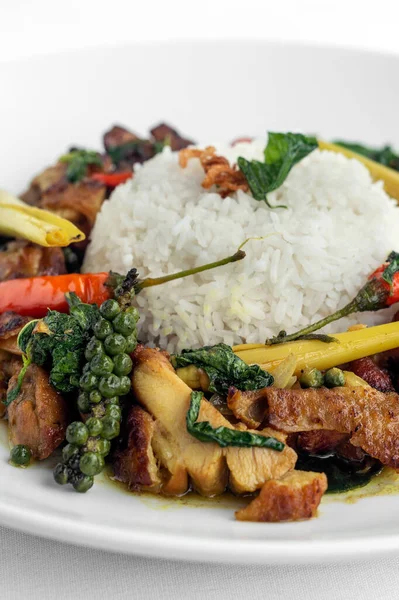 Pad Krapow Gai Pikantní Thajské Kuřecí Zelenina Míchání Smažit Bílém — Stock fotografie