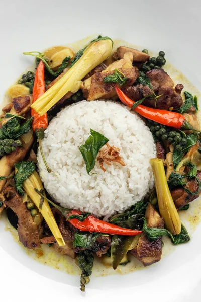 Pad Krapow Gai Kryddig Thailändsk Kyckling Grönsak Röran Stek Vit — Stockfoto