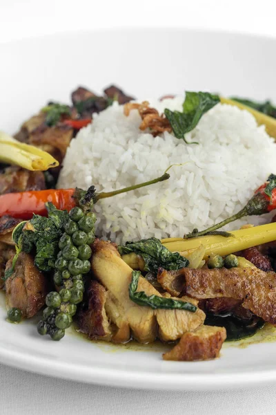 Pad Krapow Gai Fűszeres Thai Csirke Zöldség Keverés Fry Fehér Stock Kép