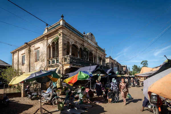 Marktstraße Mit Französischer Kolonialarchitektur Chhlong Bei Kratie Kambodscha — Stockfoto