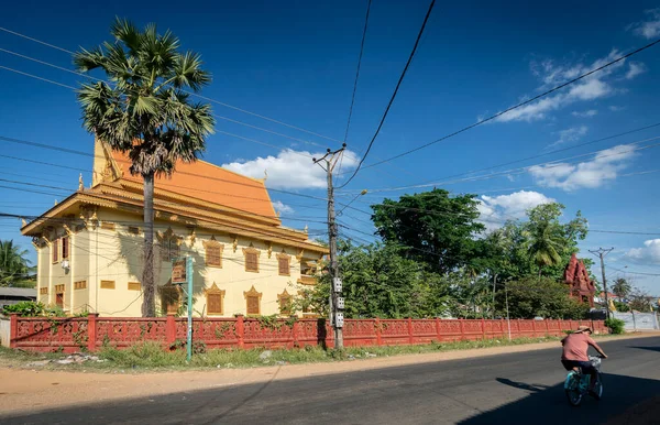 Улица Перед Буддийским Храмом Пагода Экстерьер Chhlong Около Kratie Камбодже — стоковое фото