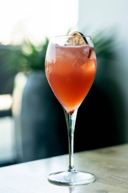 Blood Orange ve Prosecco şarabı Spritzer Mimosa kokteyli.