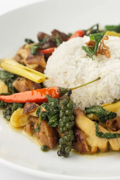 Pad Krapow Gai Würzig Thai Chicken Gemüse Rühren Auf Weißem — Stockfoto