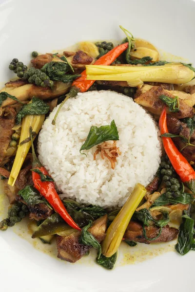 Pad Krapow Gai Kryddig Thailändsk Kyckling Grönsak Röran Stek Vit — Stockfoto