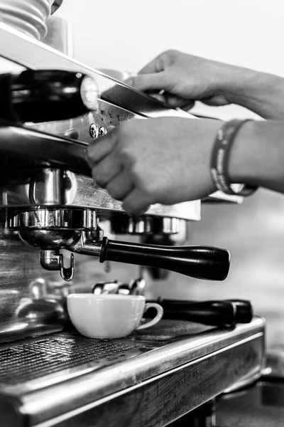 黒と白で古典的なエスプレッソコーヒーマシンを使用したプロのバリスタ — ストック写真