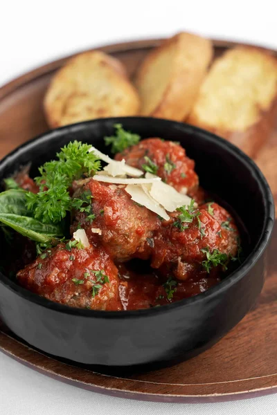 Polpette Sugo Traditionelle Italienische Fleischbällchen Tomatensauce Auf Weißem Hintergrund lizenzfreie Stockfotos