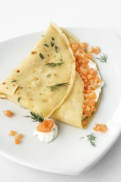 Schwedisch Geräucherter Lachs Und Saure Crêpe Pfannkuchen Auf Weißem Hintergrund Stockfoto