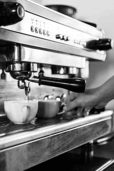 Professionele Barista Met Behulp Van Klassieke Espresso Koffiezetapparaat Close Zwart — Stockfoto