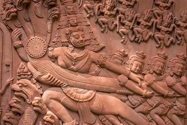 アンコールスタイルのレプリカの装飾的な壁の彫刻はカンボジアを収獲 — ストック写真