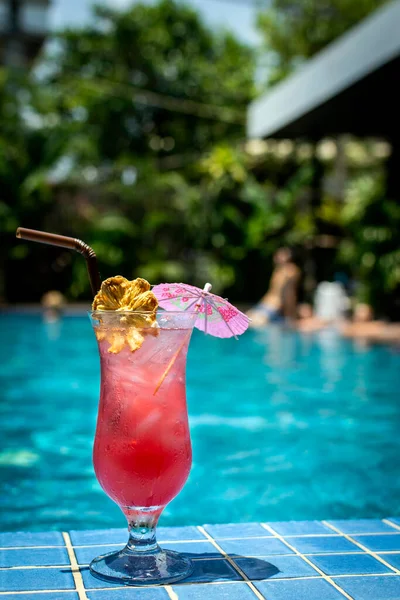 Tropical Sinagpore Sling Cocktail Tall Glass Resort Swimming Pool — 스톡 사진