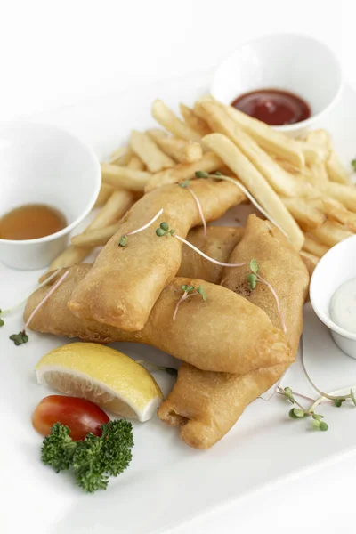 Britannique Traditionnel Fish Chips Repas Restaurant Sur Assiette Blanche Fond — Photo