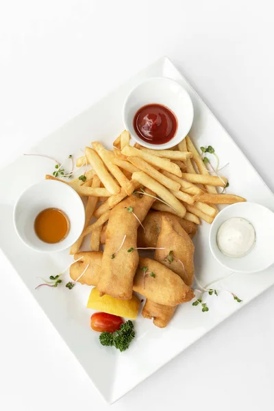 접시와 배경에 레스토랑에서 영국의 전통적인 물고기와 — 스톡 사진