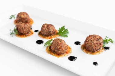 Beyaz arka planlı beyaz tabakta Tayland balıklı kek topları.