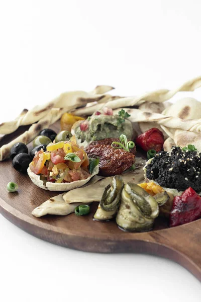 Vegane Tapas Snacks Auf Holzplatte Auf Weißem Hintergrund Stockbild