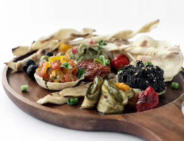 Vegane Tapas Snacks Auf Holzplatte Auf Weißem Hintergrund lizenzfreie Stockfotos