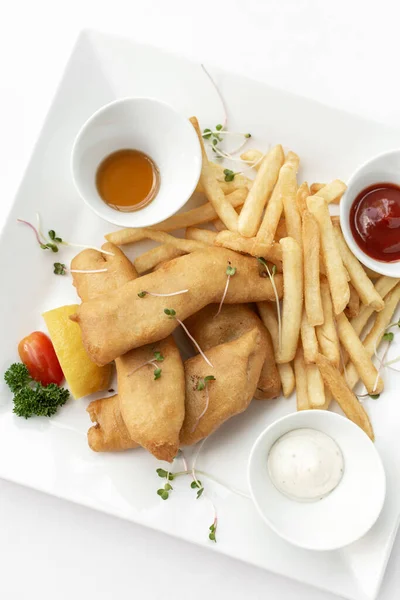 Britannique Traditionnel Fish Chips Repas Restaurant Sur Assiette Blanche Fond — Photo