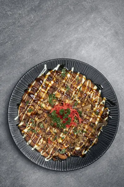 Beroemde Okonomiyaki Traditionele Japanse Hartige Pannenkoek Schotel Restaurant Grijze Achtergrond Stockfoto