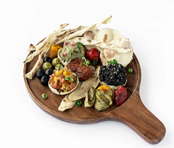 Vegane Tapas Snacks Auf Holzplatte Auf Weißem Hintergrund lizenzfreie Stockfotos